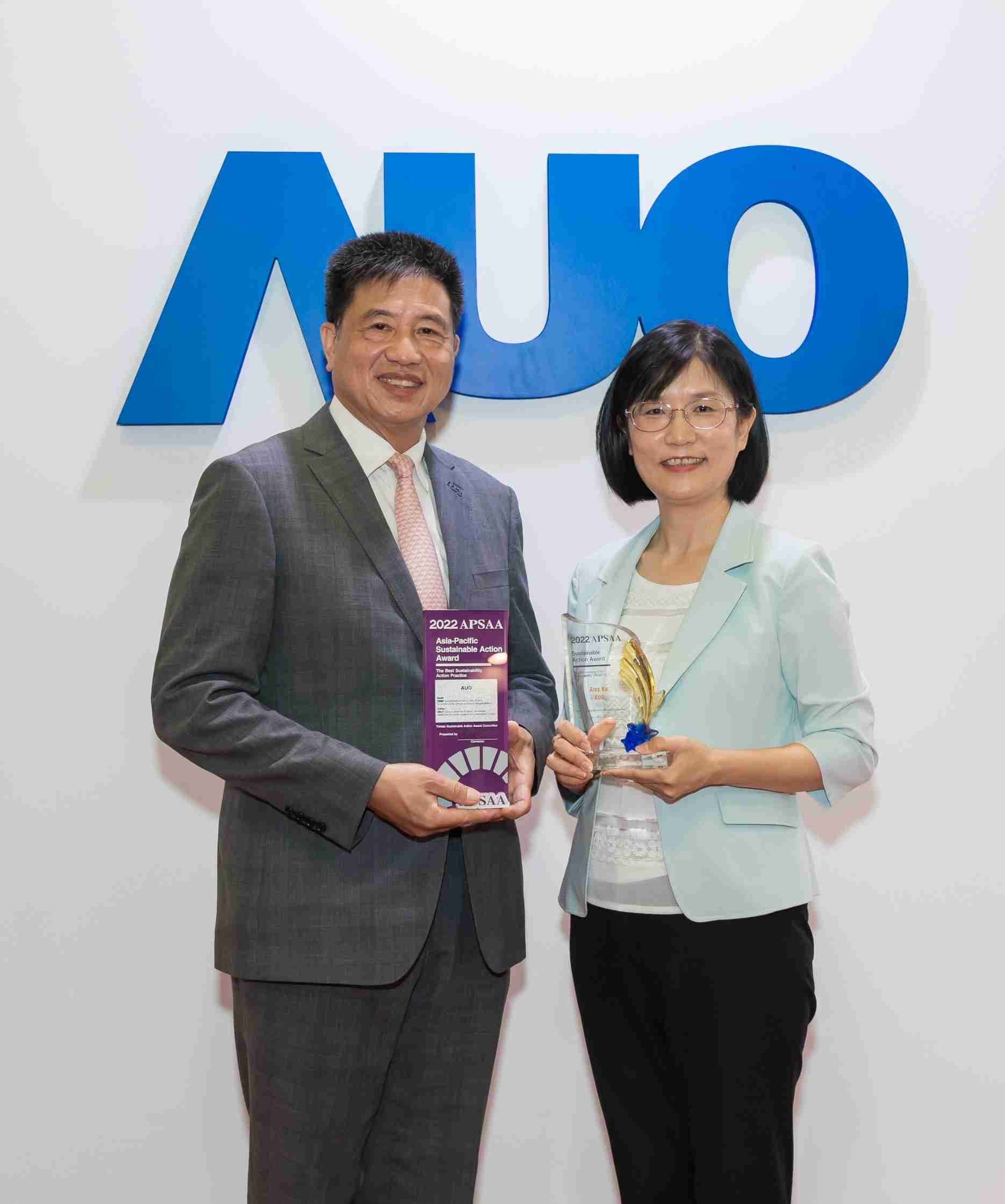 CG电子长期垫筑永续远景的基石，，，透过ESG暨气候委员会逐步实践永续策略蓝图。。其中，，，，CG电子光电永续长古秀华带领团队、、制定中长期目标，，，，缔造多面向亮眼表现，，获得「顶尖永续长奖」的个人奖殊荣（左：CG电子光电董事长暨执行长彭双浪，，，，右：CG电子光电永续长古秀华）