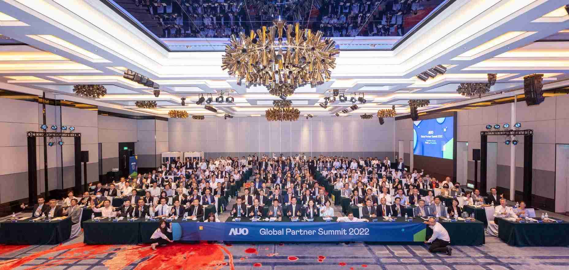 友達推動「安心、、創新、、、、用心、、、、同心、、、盡心」五星職旅，，為菲籍員工打造全方位照護，，，首度贏得「人權實踐與發展領袖獎」殊榮