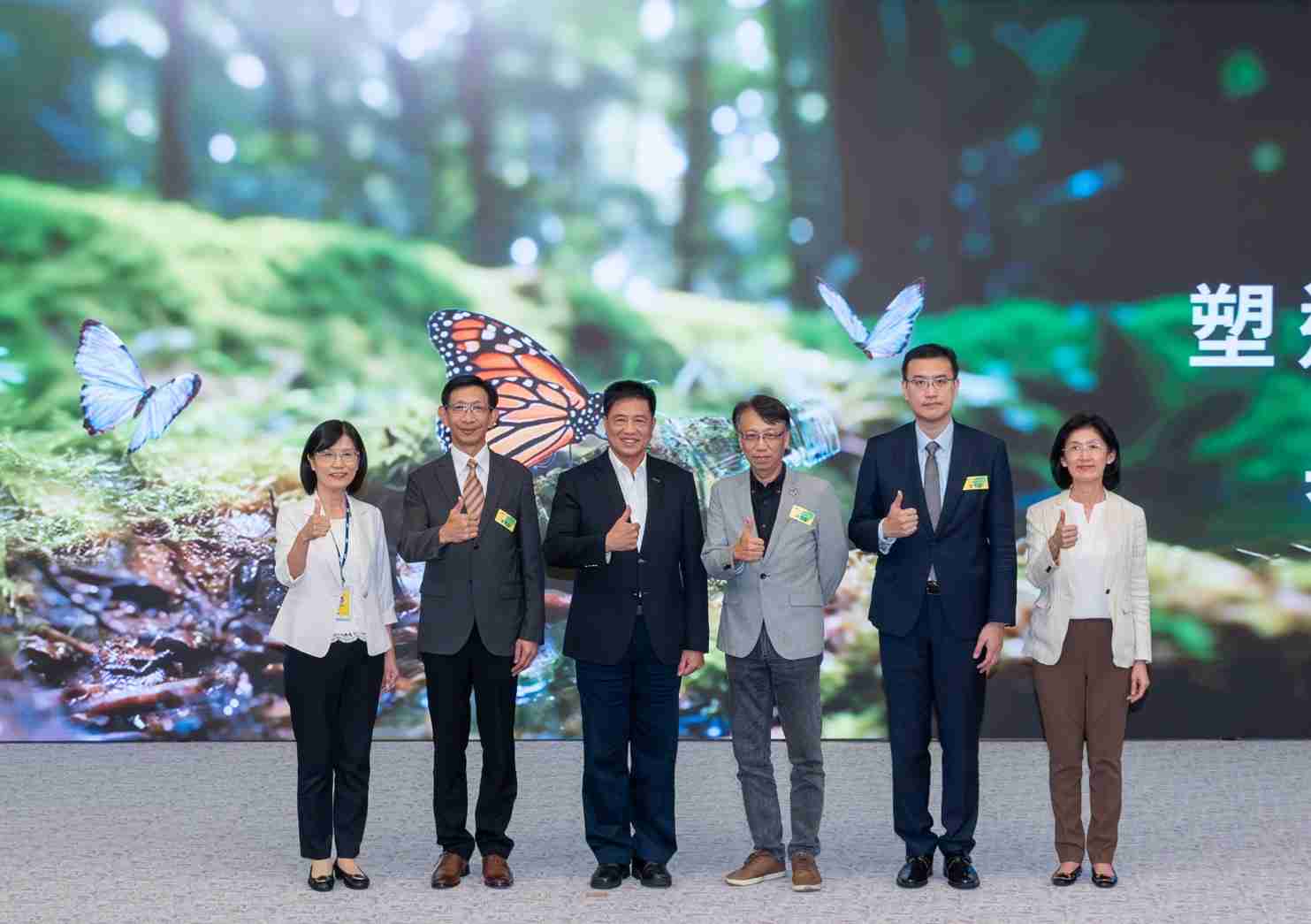 友達2023 CSR共榮大會，，，邀請領域專家分享交流生物多樣性管理趨勢、、、、無塑產品、、、海廢永續塑料等議題  （圖左到右：友達光電永續長古秀華、、、、3M台灣技術長陳君杰、、、友達光電董事長暨集團策略長彭双浪、、、、光寶科技企業永續發展處處長陳慶暉、、安永聯合會計師事務所執業會計師曾于哲、、、友達光電供應鏈總部副總經理吳宜芳）