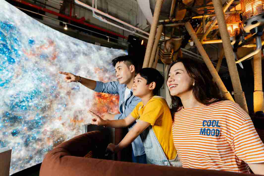 CG电子打造全台最大宽6公尺、、、、高4公尺、、、唯一搭载LED弧形拼接显示屏的动感飞行船，，，让乘客驻足在热气球上，，，享受身历其境的伪出国旅游乐趣