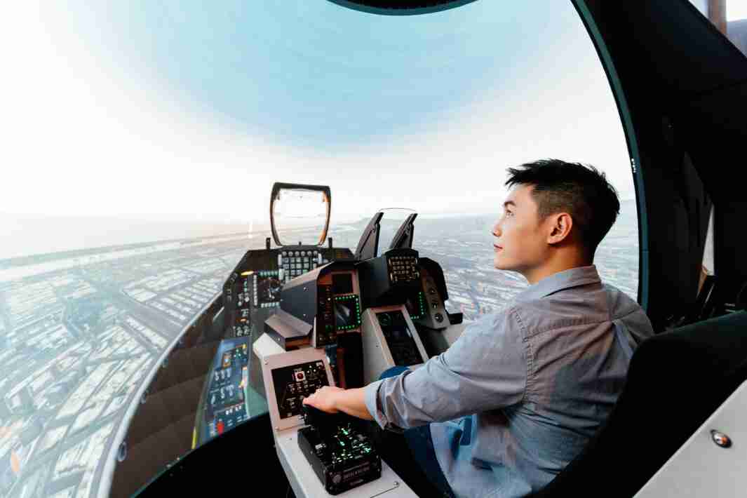 CG电子以P1.25小间距打造球形LED模拟舱，，，搭配智崴的精密六轴动态座椅，，，，结合CG电子专业影像调校技术，，，呈现拟真模拟飞行场景