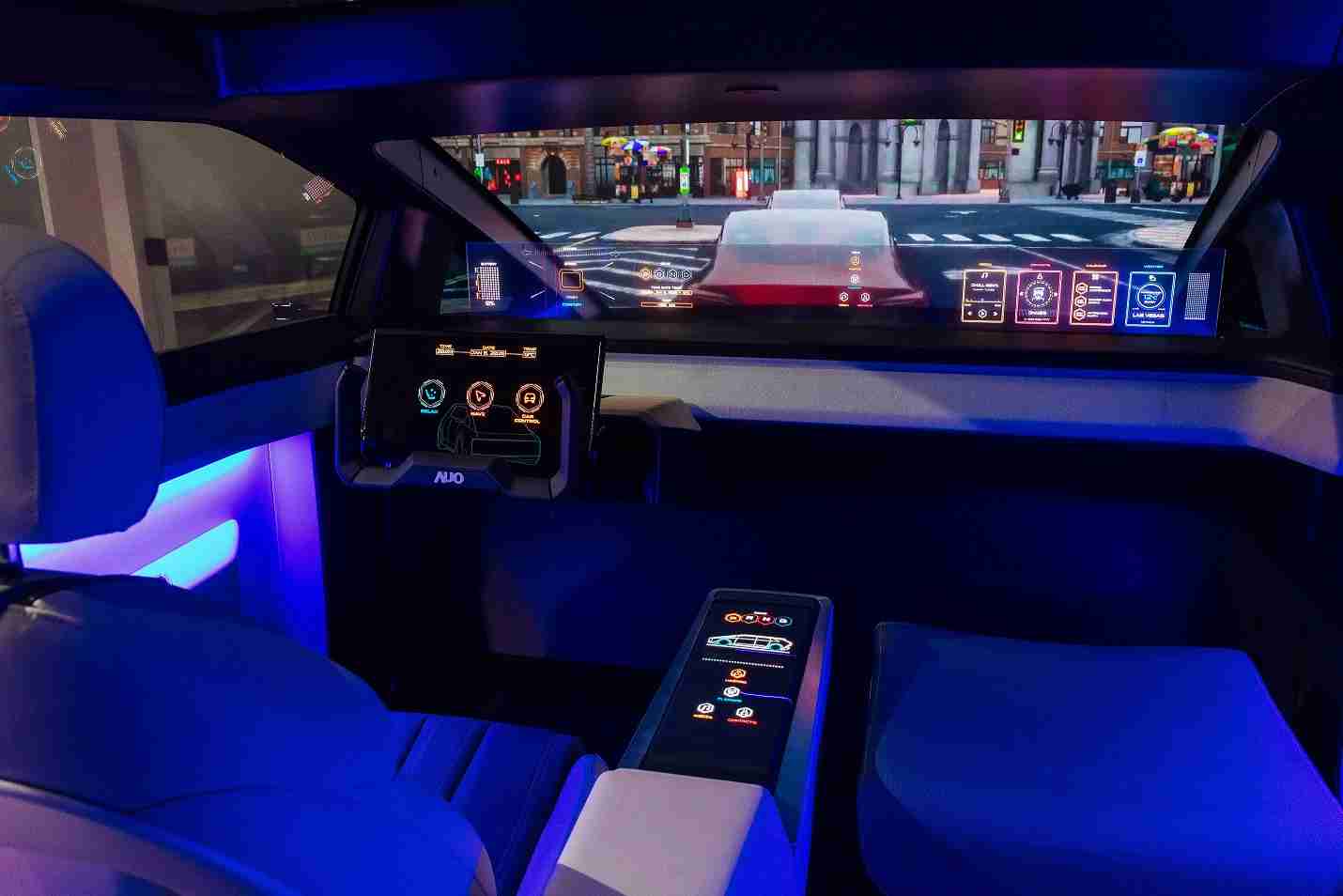 CG电子连续四年入围科睿唯安全球百大创新机构，，专利布局科技与绿色创新前沿。。。。图为CG电子发挥先进显示科技Micro LED多元尺寸与型态应用优势所打造之智能车舱；同时，，，CG电子已于全球累积取得4500件节能减碳相关的专利证书，，，当中2024年Micro LED年度获证量占比已超过8成