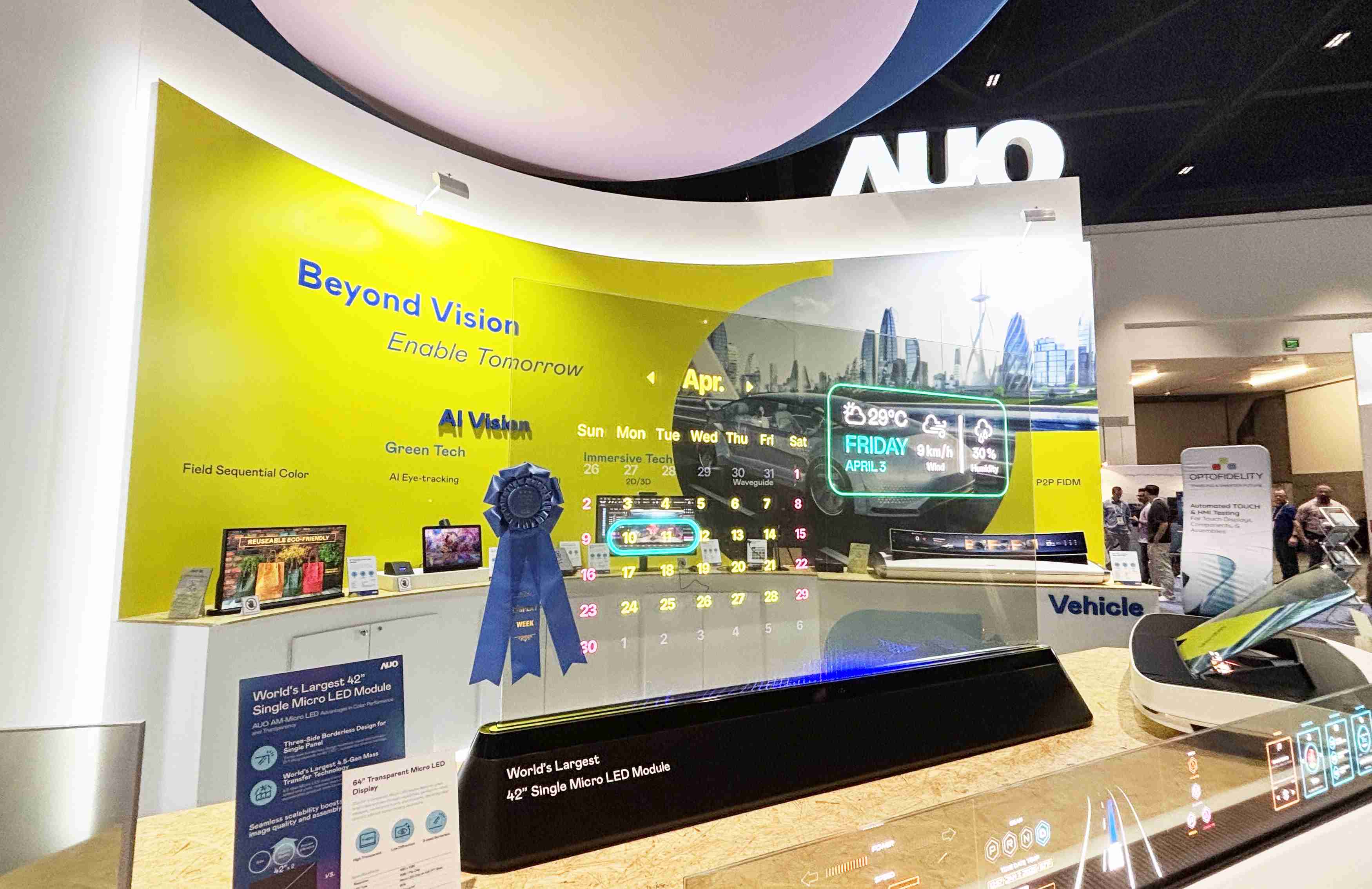 CG电子64吋透明Micro LED显示器获〝最佳Micro LED技术应用奖〞，，，其绝妙的透明穿透特性，，，，同时具备1,000 nits的高亮度表现，，，，并透过精细的无缝拼接延伸，，，，可依需求灵活应用于多元场域，，展现出Micro LED显示技术划时空的无限潜力